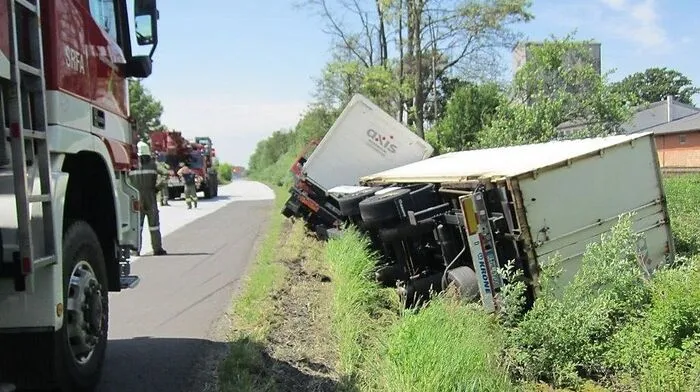 Lkw stürzte in den Straßengraben