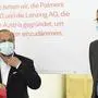 ABD0105_20200508 - WIENER NEUDORF - ÖSTERREICH: Palmers Vorstand Luca Wieser und Lenzing CEO Stefan Doboczky (R.) während einer Präsentation der Palmers und Lenzing AG zum "Start einer Maskenproduktion" am Freitag, 8. Mai 2020, in Wiener Neudorf. Lenzing und Palmers wollen gemeinsam ab Anfang Mai monatlich 12 Millionen Schutzmasken produzieren. Die Kapazität soll in den nächsten Wochen auf 25 Millionen Masken steigen. Dazu wurde das Joint Venture Hygiene Austria LP GmbH mit knapper Mehrheit von Lenzing (50,1 Prozent) gegründet. . - FOTO: APA/ROBERT JAEGER
