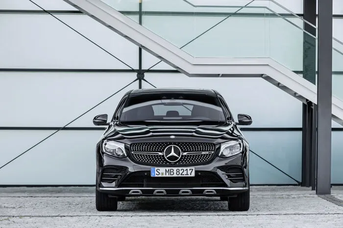 Die Luftfederung legt das CLC Coupé aber auch auf Knopfdruck für leichtes Gelände höher, die Wattiefe liegt bei 300 Millimetern, der Überhangwinkel liegt bei 19,8 Grad vorn und 20,8 Grad hinten. Gebremst dürfen bis zu 2460 Kilogramm gezogen werden.
