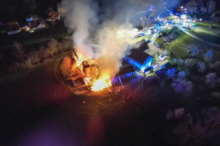 Erst am Einsatzort offenbarte sich das wahre Ausmaß des Brandes: ein großes landwirtschaftliches Wirtschaftsgebäude stand in Vollbrand. 