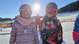 Luisa und David lernen bei der Skischule von Franz Reisinger auf der Teichalm Skifahren