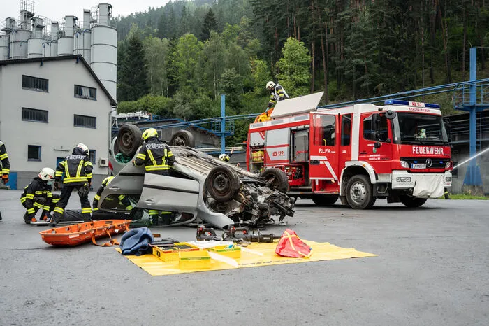Eine eingeklemmte Person musste gerettet werden 