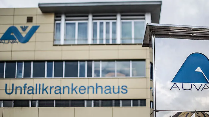 Die Flugrettung lieferte den schwer verletzten 16-Jährigen ins UKH Klagenfurt ein