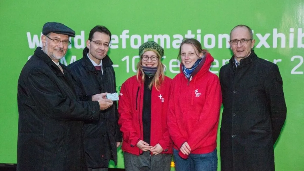 Superintendent Hermann Miklas und Kurator Michael Axmann (links) übergeben den Grazer Beitrag an das Truckteam