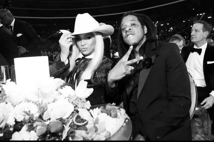 Nach langer Abstinenz saßen Rapper Jay-Z und Frau Beyoncé mit Tochter Blue Ivy im Publikum. Der Künstler hatte die Veranstalter zuletzt kritisiert und behauptet, dass schwarze Künstlerinnen und Künstler zu wenig wertgeschätzt werden. Frau Beyoncé war trotz 32 gewonnener Grammys noch nie in der Kategorie „Album des Jahres“ nominiert.