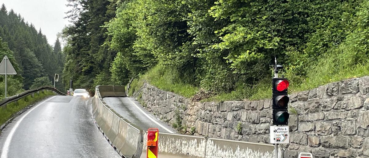 Der Hangrutsch im Frühjahr entlang der B 72; die Straße wurde halbseitig gesperrt