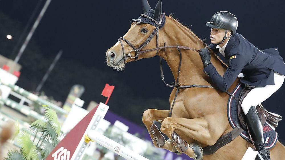 In Doha, wo zwei Pferde eines deutschen Reiters positiv getestet wurden, ist auch der Österreicher Max Kühner am Start