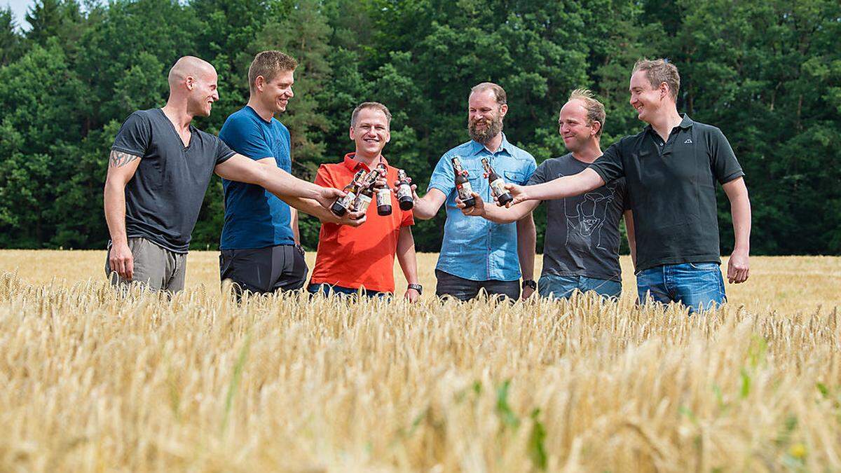 Die Braugersten-Anbauer Gerhard Gratzer, Martin Müller, Hans König und Peter Prem mit Alois Gratzer und Thomas Windhaber (Bildmitte) von der Brauerei Gratzer