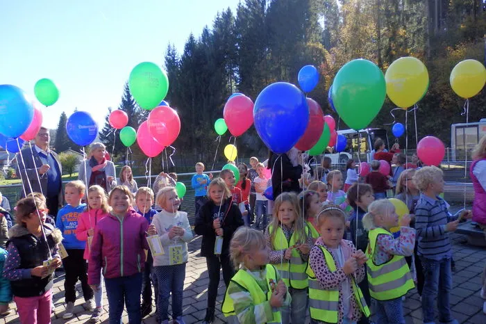 Zur Eröffnung ließen die Kinder der Volksschule, der Vorschule, der Kindergärten Hermagor und Pressegger See sowie einer Klasse der Musik-NMS Luftballons steigen.