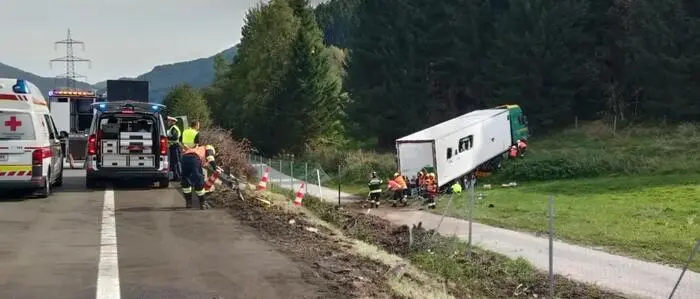 Der Lkw durchbrach die Leitschiene