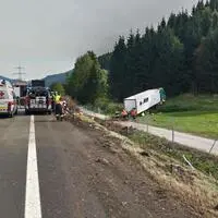 Der Lkw durchbrach die Leitschiene
