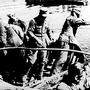 Kriegsgefangene auf einem Boot versenken im Juni 1945 unter Aufsicht der Alliierten von einem Boot aus Kriegsmaterial am Südufer des Wörthersees