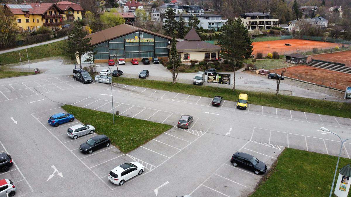 Das Parken beim Tenniscenter in Velden ist in den Sommermonaten gebührenpflichtig 