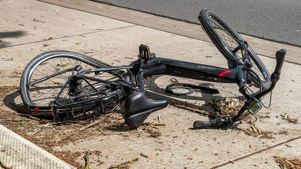 Die E-Bike-Fahrerin musste mit schweren Verletzungen ins Krankenhaus gebracht werden