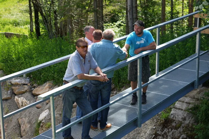 Die ersten Gäste erkunden den Griminitzenbach 
