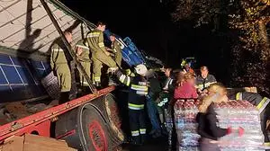 Die Feuerwehr musste den Lkw händisch entladen