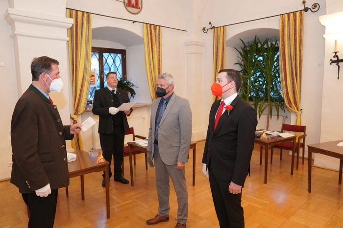 Angelobung der beiden Vizebürgermeister Claus Faller (Liste Josef Jury) und Philipp Schober (SPÖ)