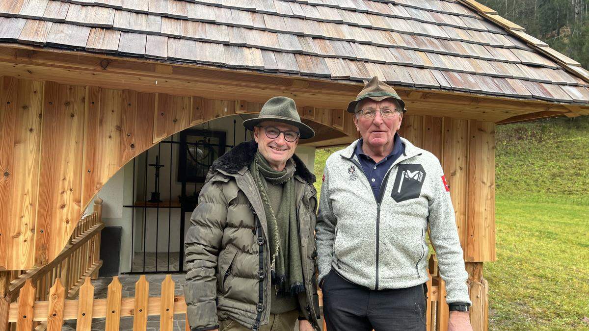 Markus Pump und Luis Kainrath sind mit allen Beteiligten stolz auf die wunderschön renovierte Kapelle