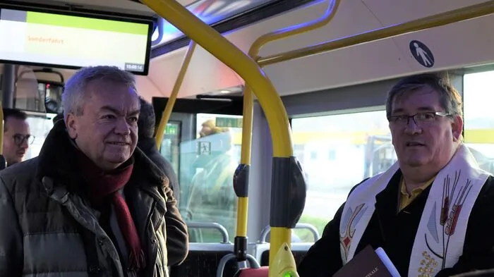 Landeshauptmann-Stellvertreter Anton Lang und Pfarrer Giovanni Prietl - letzterer segnete sowohl den Bus als auch die neue Haltestelle Gleisdorf West