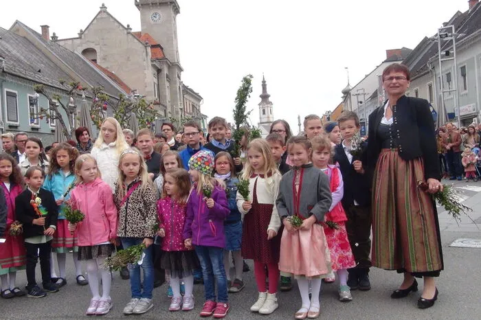 Zahlreiche Gläubige, darunter sehr viele Kinder, waren mit ihren kleineren und größeren Palmbuschen gekommen, um sie von Dechant Stadtpfarrer Anton Neger weihen zu lassen.