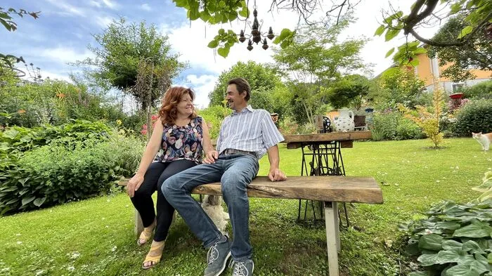 Brigitte Notter und Walter Stögerer in ihrem "Nostalgiegarten" in Sebersdorf