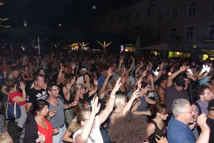 Tausende Fans ließen den Hauptplatz in Leoben zur Rockbühne werden,