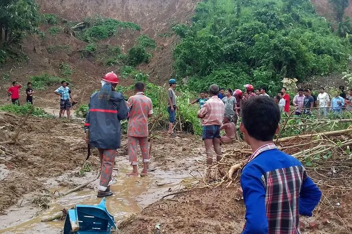 Auch im benachbarten Nordosten Indiens verursachten Regenfälle der beginnenden südasiatischen Monsunzeit Überschwemmungen und Erdrutsche.