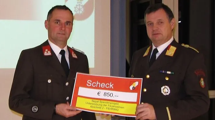 Johannes Zach nahm die Spende stellvertretend für seine Tochter Patrizia von Abschnittskommandant Franz Kniely in Empfang