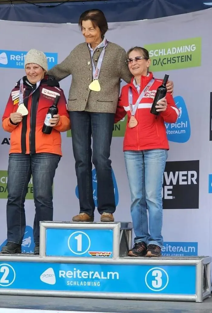 Gold und Bronze im Riesentorlauf: Elisabeth Kabusch am obersten Podest, Hana Kumnig auf Rang drei