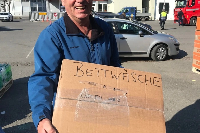 Peter Putzl bringt Hilfsgüter zur Feuerwache in der Kasernengasse in Villach