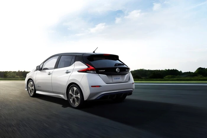 Mit dem neuen e-Pedal wird sich der Nissan aber ganz anders fahren als bisher: Man startet, beschleunigt, bremst, stoppt und hält das Auto nämlich mit dem gleichen Pedal. Wenn der Fahrer den Fuß vom Gaspedal hebt, hält der Leaf sanft bis zum Stillstand an, ohne dass man auch die Bremse treten muss. Das e-Pedal hat eine Bremsrate von bis zu 0,2 G, deshalb muss man nicht mehr den Fuß ständig vom Gas zur Bremse bewegen. Das e-Pedal reicht laut Studien für mehr als 90 Prozent der Verkehrssituationen aus.