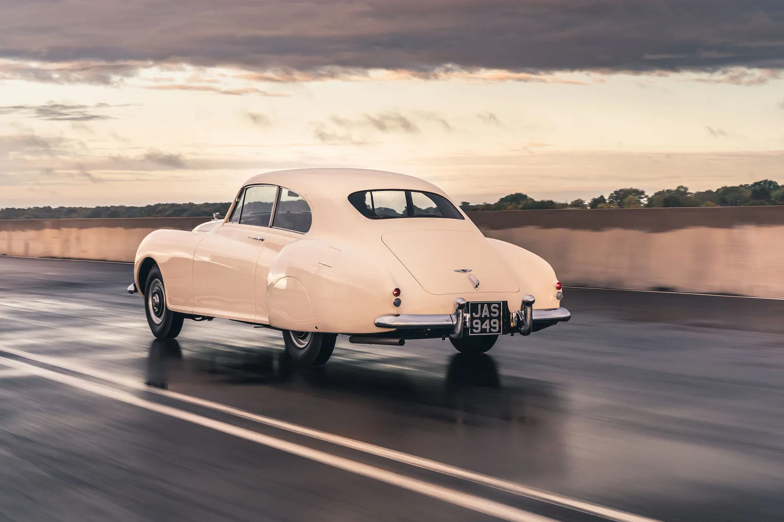 Berückend. Die Heckansicht des Bentley R-Type Continental