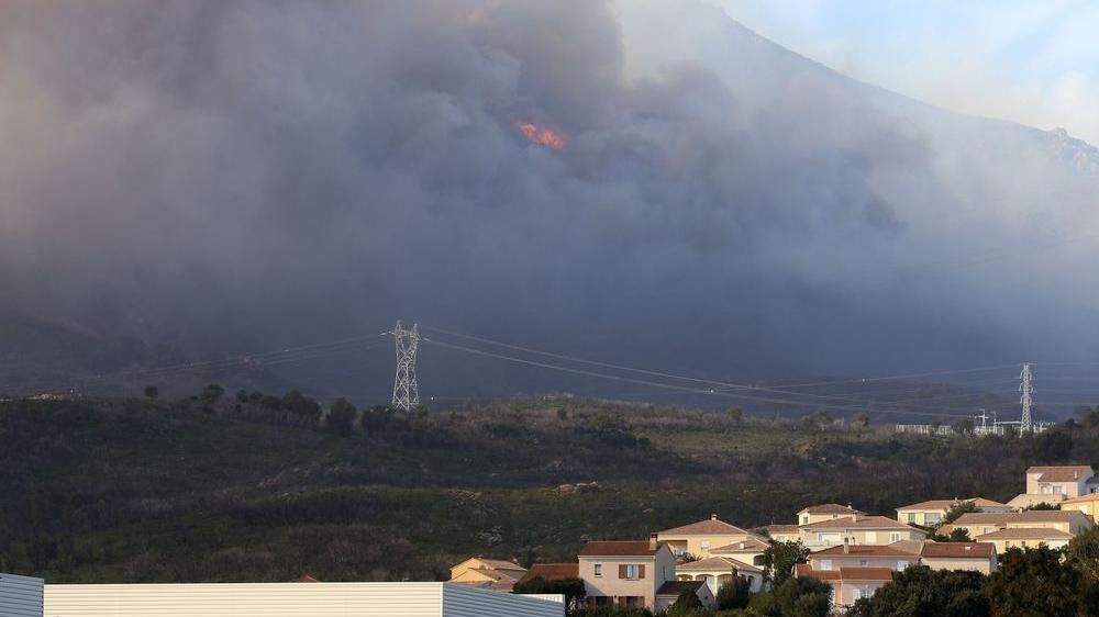 Bei Bastia auf Korsika brennt es auf einer Fläche von zwei Quadratkilometern