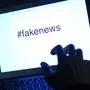 ABD0101_20170321 - WIEN - ÖSTERREICH: THEMENBILD - Illustration zum Thema Internet/Online/Fake News, aufgenommen am Dienstag, 21. März 2017 in Wien. Ein Mann sitzt am Laptop mit der Aufschrift "Hashtag fakenews" (Gestellte Szene). - FOTO: APA/HELMUT FOHRINGER