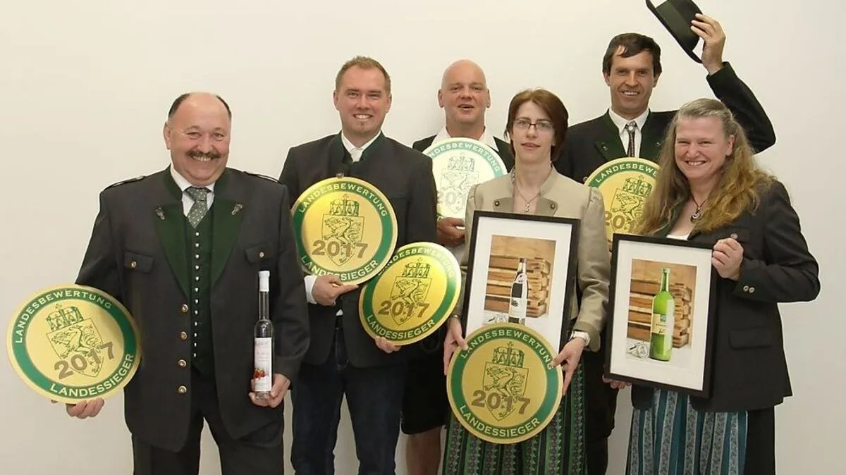 Die erfolgreichen Landessieger der Südoststeiermark von links nach rechts: Franz Semlitsch, Michael Pöltl, Gottfried Trummer, Evelyn Liebmann, Andrea und Gerhard Gangl