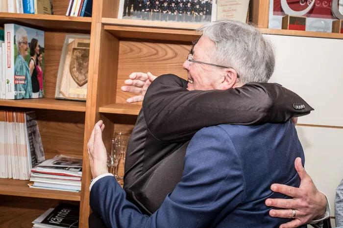 Landehauptmann Peter Kaiser gratuliert freundschaftlich