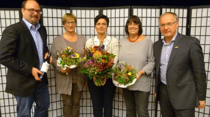 Bürgermeister Ober bedankte sich bei den Gemeinderäten Herta Haas Andrea Descovich, Rosemarie Puchleitne und Uwe Trummer (von rechts) für ihren Einsatz für Flüchtlinge