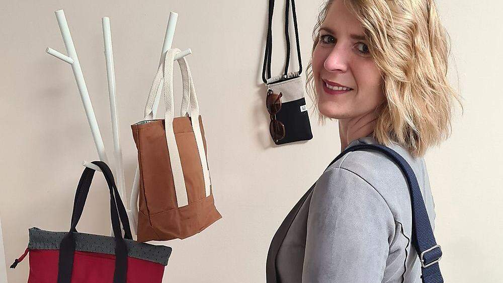 Petra Reiterer mit einer Auswahl ihrer Handtaschen.