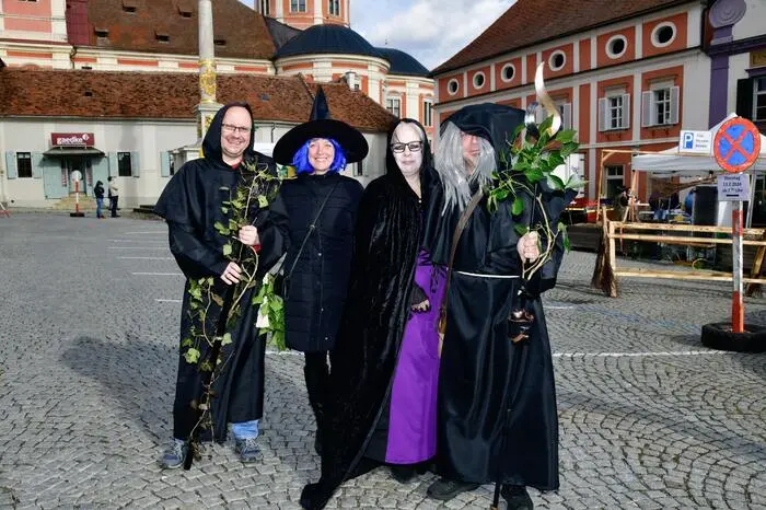 Für sieben Volksschulklassen aus der Schule Grazerstrasse und zwei Klassen von der Volksschule Saifenboden war das wieder ein festliches Singen und Tanzen auf der Bühne am Hauptplatz.