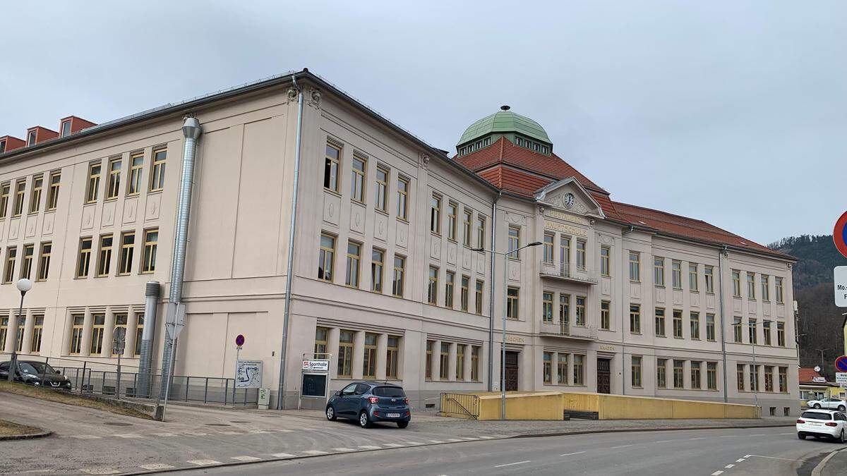 Am Freitag - zwei Tage nach dem tragischen Tod eines Lehrers - war das Bildungszentrum Pestalozzi in Leoben-Donawitz vollkommen abgeriegelt