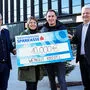 Julia und Stefan Krispel überreichen Thomas Spann und Bernd Olbrich 10.000 für "Steirer helfen Steirern