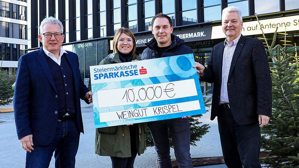 Julia und Stefan Krispel überreichen Thomas Spann und Bernd Olbrich 10.000 für &quot;Steirer helfen Steirern