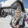 Andrea Riedel vor ihrer „Rosstråttn“. Die legendäre Dobratsch-Wirtin nimmt nur noch bis Ende März die Bestellungen auf
