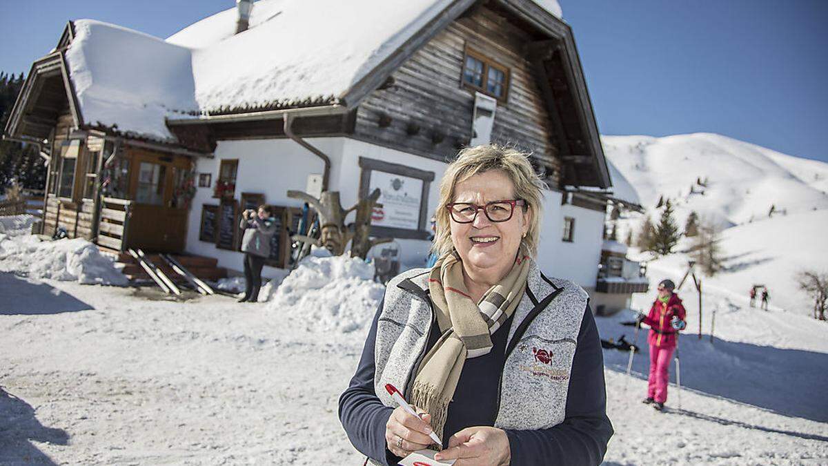 Andrea Riedel vor ihrer „Rosstråttn“. Die legendäre Dobratsch-Wirtin nimmt nur noch bis Ende März die Bestellungen auf