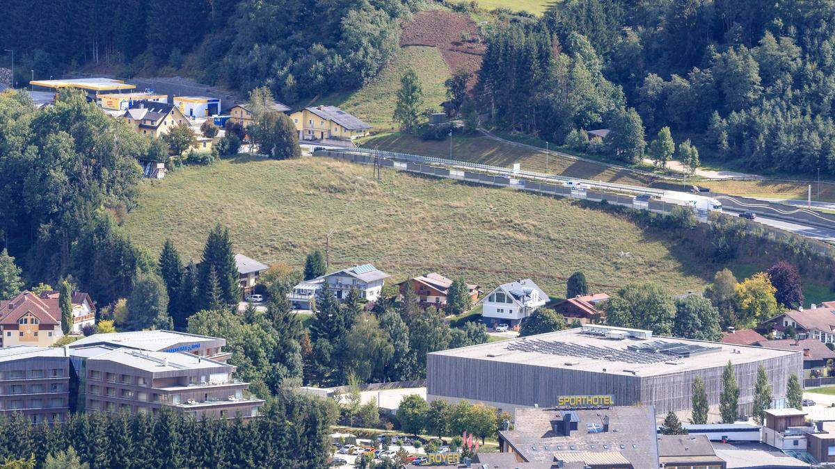 Seit mehr als fünf Jahren wird um ein geplantes Tourismusprojekt mit 420 Betten auf diesem Hang gestritten (Archivbild) 