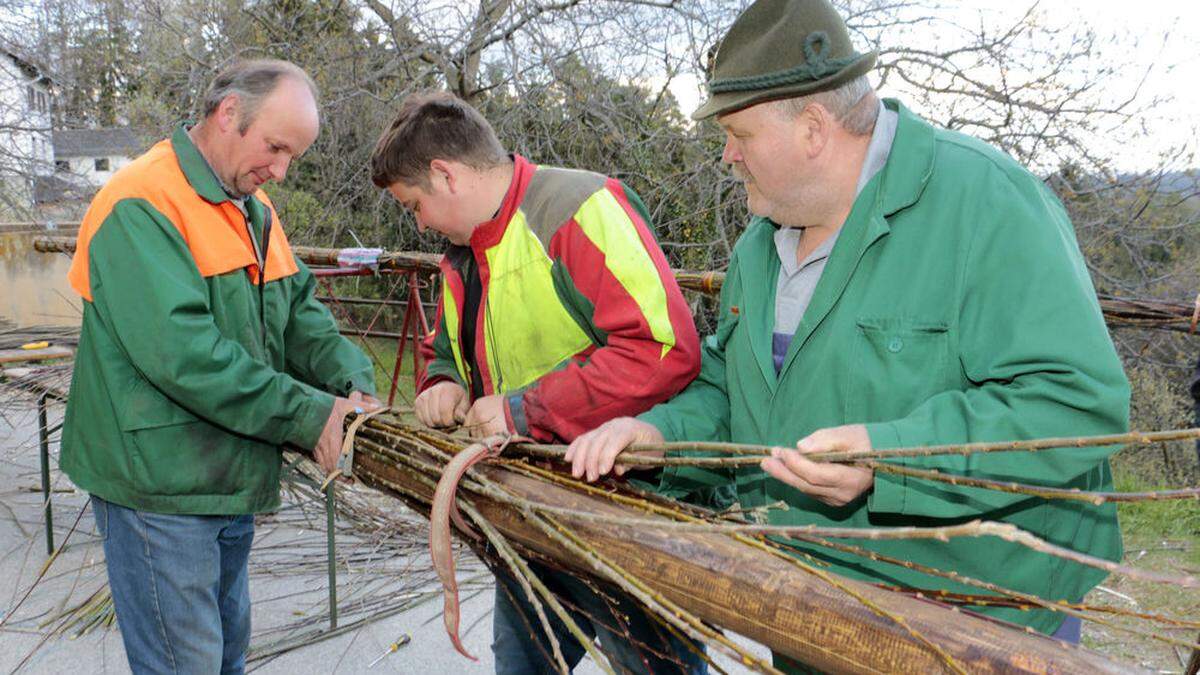 In mühevoller Handarbeit werden die Palmbuschen gebunden