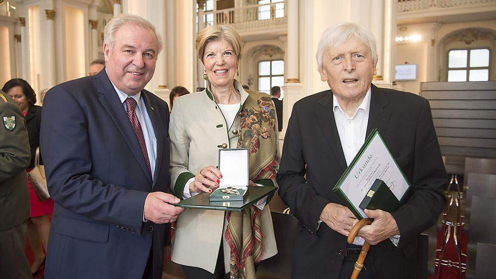 LH Hermann Schützenhöfer mit den Geehrten Karin Schaupp und Alfred Kolleritsch