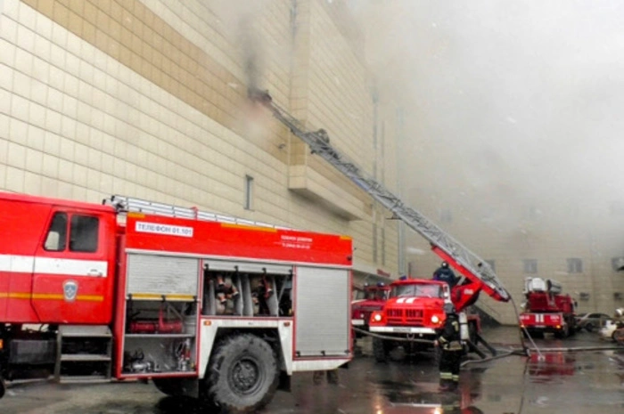 Das Feuer war am Sonntagabend im vierten Stock des Einkaufszentrums in der Stadt Kemerowo ausgebrochen. Die Feuerwehr brachte den Brand Montag früh unter Kontrolle, wie der Katastrophenschutz mitteilte.