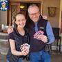 Karl Millonig und Tochter Stefanie verschenken Eis für Nachwuchssportler
