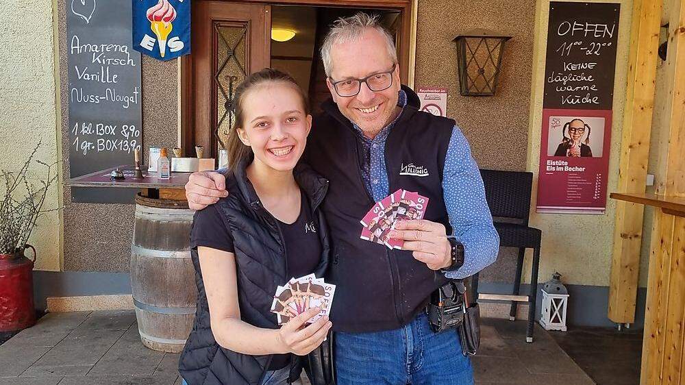 Karl Millonig und Tochter Stefanie verschenken Eis für Nachwuchssportler
